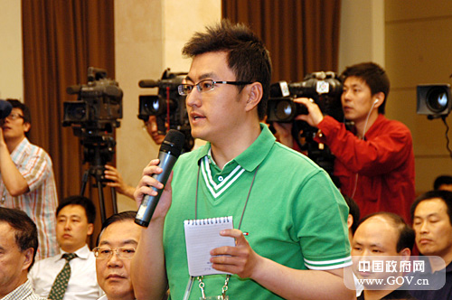 2008年5月18日,國務(wù)院新聞辦舉行發(fā)布會,請總參作戰(zhàn)部副部長馬健空軍少將,國防部新聞發(fā)言人、新聞事務(wù)局局長胡昌明大校,總政治部群眾工作辦公室副主任郭增奎大校,總后勤部司令部戰(zhàn)勤計劃局局長謝維寬大校,總裝備部綜合計劃部戰(zhàn)勤保障局局長馬改河大校和武警部隊司令部作戰(zhàn)勤務(wù)部部長張金良大校介紹人民解放軍和武警部隊抗震救災(zāi)情況,并答記者問。