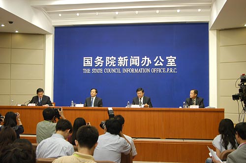 國新辦于2008年6月5日(星期四)下午4時(shí)在國務(wù)院新聞辦新聞發(fā)布廳舉行新聞發(fā)布會(huì),請住房城鄉(xiāng)建設(shè)部副部長齊驥介紹抗震救災(zāi)和災(zāi)后重建規(guī)劃工作的有關(guān)情況,并答記者問。圖為新聞發(fā)布會(huì)現(xiàn)場。中國政府網(wǎng) 張泳攝
