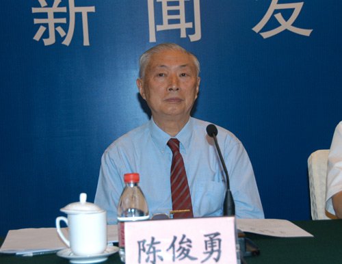 2008年9月3日(星期三)14時(shí),測(cè)繪局、地震局舉行新聞發(fā)布會(huì),通報(bào)汶川地震地形變化監(jiān)測(cè)結(jié)果,介紹汶川地震對(duì)地震周邊地區(qū)及青藏板塊地形的影響。圖為中國(guó)科學(xué)院院士陳俊勇。(中國(guó)政府網(wǎng) 袁喆 攝)