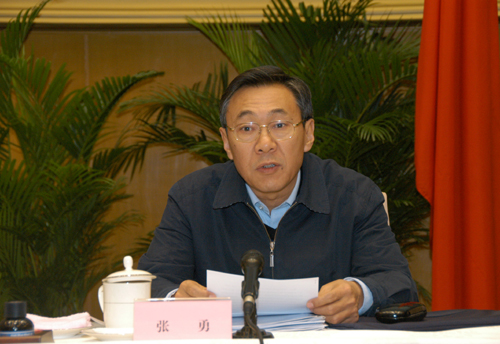 11月18日,全國冬春農(nóng)田水利基本建設(shè)電視電話會(huì)議在國務(wù)院小禮堂召開。圖為國務(wù)院副秘書長張勇主持會(huì)議。(中國政府網(wǎng) 袁喆 攝)