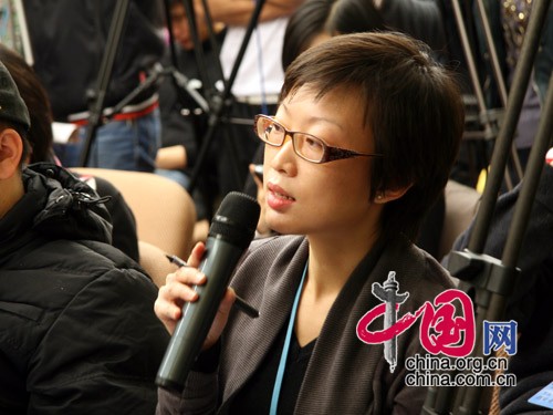 2009年1月8日(星期四)上午10時(shí)新聞辦舉行新聞發(fā)布會(huì),發(fā)展改革委副主任杜鷹、廣東省人民政府常務(wù)副省長(zhǎng)黃龍?jiān)平榻B《珠江三角洲地區(qū)改革發(fā)展規(guī)劃綱要(2008-2020年)》的情況,并答記者問。圖為新加坡海峽時(shí)報(bào)記者提問。