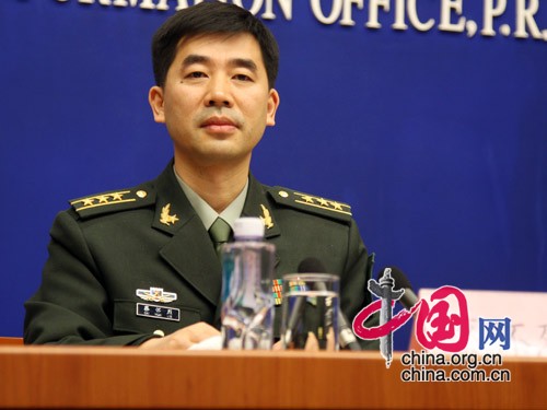 2009年1月20日10時(shí),新聞辦舉行新聞發(fā)布會(huì),請(qǐng)國(guó)防部新聞發(fā)言人、國(guó)防部新聞事務(wù)局局長(zhǎng)胡昌明大校,總參作戰(zhàn)部戰(zhàn)略規(guī)訓(xùn)局副局長(zhǎng)蔡懷烈上校,總政群工辦副主任石楚敬大校,總后司令部戰(zhàn)勤計(jì)劃局副局長(zhǎng)薛勇康大校,總裝綜合計(jì)劃部綜合局副局長(zhǎng)范建軍大校介紹2008年中國(guó)的國(guó)防白皮書(shū),并回答記者提問(wèn)。圖為總參作戰(zhàn)部蔡懷烈上校。