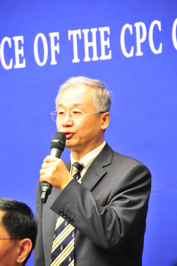 2010年6月30日(星期三)上午10時(shí)舉行中共中央有關(guān)部門新聞發(fā)言人與中外記者見面會(huì),中央紀(jì)委、中組部、中宣部等11個(gè)中共中央部門新聞發(fā)言人將同中外記者見面,介紹有關(guān)情況,回答記者提問。圖為中共中央文獻(xiàn)研究室新聞發(fā)言人閆建琪介紹情況。中國政府網(wǎng) 胡錦 攝