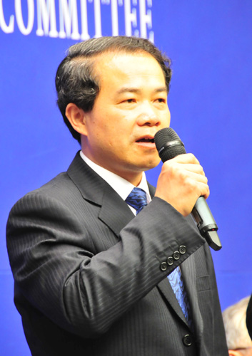 2010年6月30日(星期三)上午10時(shí)舉行中共中央有關(guān)部門新聞發(fā)言人與中外記者見面會(huì),中央紀(jì)委、中組部、中宣部等11個(gè)中共中央部門新聞發(fā)言人將同中外記者見面,介紹有關(guān)情況,回答記者提問。圖為中共中央黨校新聞發(fā)言人羅宗毅。 中國(guó)政府網(wǎng) 胡錦 攝