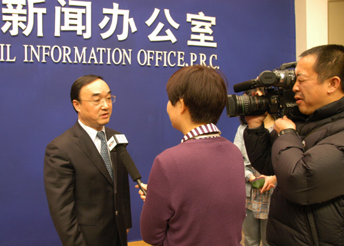 國(guó)務(wù)院新聞辦公室于2011年1月18日(星期二)上午10時(shí)舉行新聞發(fā)布會(huì),請(qǐng)交通運(yùn)輸部副部長(zhǎng)翁孟勇介紹交通運(yùn)輸(公路水路)“十一五”發(fā)展與“十二五”展望等方面的情況,并答記者問(wèn)。圖為翁孟勇接受采訪。 中國(guó)政府網(wǎng) 袁喆 攝