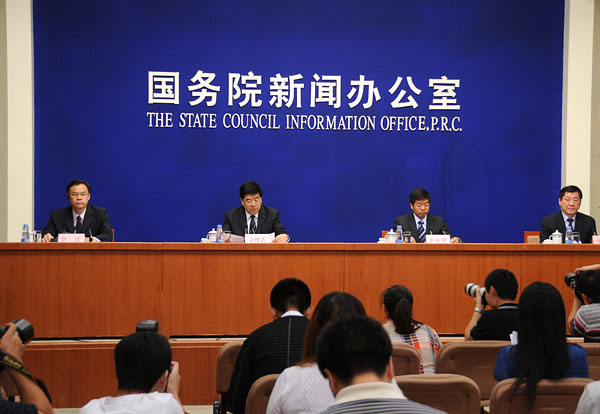 新聞辦定于2011年8月25日(星期四)上午10時在國務(wù)院新聞辦新聞發(fā)布廳舉行新聞發(fā)布會,請國家測繪地理信息局副局長李維森等介紹西部測圖工程、1:5萬基礎(chǔ)地理信息數(shù)據(jù)庫更新工程、中國“一張圖”測繪、數(shù)字中國建設(shè)等情況。圖為新聞發(fā)布會現(xiàn)場。中國政府網(wǎng) 翟子赫 攝