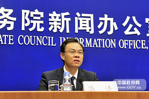 2011年10月18日,國務(wù)院新聞辦公室舉行發(fā)布會,請國家統(tǒng)計(jì)局新聞發(fā)言人、國民經(jīng)濟(jì)綜合統(tǒng)計(jì)司司長盛來運(yùn)介紹今年前三季度國民經(jīng)濟(jì)運(yùn)行情況,并答記者問。圖為新聞辦新聞局副局長、主持人華清。中國政府網(wǎng) 張龍 攝