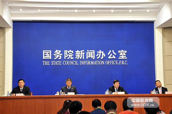 2011年12月6日國(guó)務(wù)院新聞辦公室舉行發(fā)布會(huì),介紹《中國(guó)農(nóng)村扶貧開(kāi)發(fā)綱要(2011—2020年)》。歡迎廣大網(wǎng)友積極參與。圖為新聞發(fā)布會(huì)現(xiàn)場(chǎng)。中國(guó)政府網(wǎng) 張龍 攝