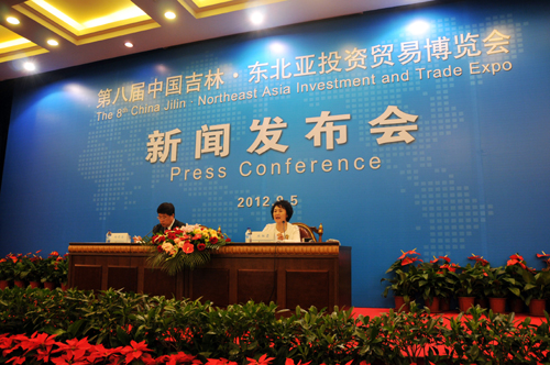 2012年9月5日,第八屆東北亞博覽會(huì)新聞發(fā)布會(huì)在長(zhǎng)春舉行。圖為東北亞博覽會(huì)執(zhí)委會(huì)副主任、吉林省政府副秘書(shū)長(zhǎng)叢紅霞介紹博覽會(huì)的籌備情況。中國(guó)政府網(wǎng) 肖磊濤 攝