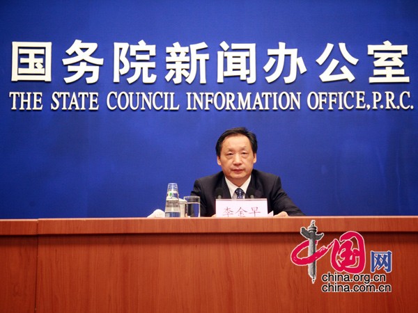 國(guó)務(wù)院新聞辦公室將于2013年8月29日(星期四)發(fā)表《中國(guó)與非洲的經(jīng)貿(mào)合作(2013)》白皮書,并于當(dāng)日上午10時(shí)在國(guó)務(wù)院新聞辦新聞發(fā)布廳舉行新聞發(fā)布會(huì),請(qǐng)商務(wù)部副部長(zhǎng)李金早、西亞非洲司司長(zhǎng)鐘曼英介紹《中國(guó)與非洲的經(jīng)貿(mào)合作(2013)》白皮書有關(guān)情況,并回答記者提問。圖為商務(wù)部副部長(zhǎng)李金早介紹中非經(jīng)貿(mào)合作的情況。中國(guó)網(wǎng) 楊丹 攝