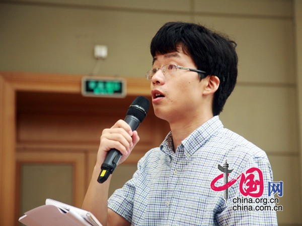 國(guó)務(wù)院新聞辦公室將于2013年8月29日(星期四)發(fā)表《中國(guó)與非洲的經(jīng)貿(mào)合作(2013)》白皮書(shū),并于當(dāng)日上午10時(shí)在國(guó)務(wù)院新聞辦新聞發(fā)布廳舉行新聞發(fā)布會(huì),請(qǐng)商務(wù)部副部長(zhǎng)李金早、西亞非洲司司長(zhǎng)鐘曼英介紹《中國(guó)與非洲的經(jīng)貿(mào)合作(2013)》白皮書(shū)有關(guān)情況,并回答記者提問(wèn)。圖為中新社記者提問(wèn)。中國(guó)網(wǎng) 楊丹 攝