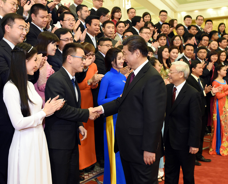 4月7日，中共中央總書記、國家主席習(xí)近平和越共中央總書記阮富仲在北京人民大會堂共同出席第十五屆中越青年友好會見活動，同兩國青年代表親切握手，合影留念。