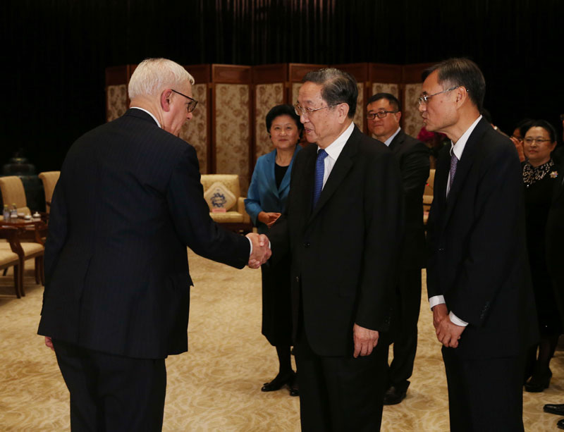 10月23日，全國政協(xié)主席俞正聲在北京會見清華大學(xué)經(jīng)濟管理學(xué)院顧問委員會海外委員。