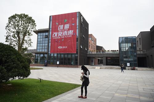 這是10月27日拍攝的杭州“夢想小鎮(zhèn)”園區(qū)一角。承載著浙江“大眾創(chuàng)業(yè)、萬眾創(chuàng)新”試驗(yàn)田使命的杭州市余杭區(qū)“夢想小鎮(zhèn)”,從3月28日開園至今已集聚了創(chuàng)業(yè)項(xiàng)目380多個、創(chuàng)客4100多名、金融機(jī)構(gòu)90家、資本300多億元。 這是10月27日拍攝的杭州“夢想小鎮(zhèn)”園區(qū)一角。承載著浙江“大眾創(chuàng)業(yè)、萬眾創(chuàng)新”試驗(yàn)田使命的杭州市余杭區(qū)“夢想小鎮(zhèn)”,從3月28日開園至今已集聚了創(chuàng)業(yè)項(xiàng)目380多個、創(chuàng)客4100多名、金融機(jī)構(gòu)90家、資本300多億元。