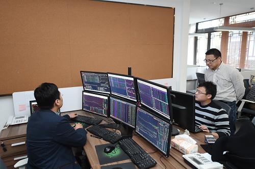 一家入駐杭州玉皇山山南基金小鎮(zhèn)的金融投資類企業(yè)的員工在辦公室關(guān)注股市行情(11月26日攝)。截至目前,基金小鎮(zhèn)一期、二期區(qū)塊已累計(jì)入駐金融投資類企業(yè)308家,管理資產(chǎn)規(guī)模超過1800億元。 一家入駐杭州玉皇山山南基金小鎮(zhèn)的金融投資類企業(yè)的員工在辦公室關(guān)注股市行情(11月26日攝)。截至目前,基金小鎮(zhèn)一期、二期區(qū)塊已累計(jì)入駐金融投資類企業(yè)308家,管理資產(chǎn)規(guī)模超過1800億元。