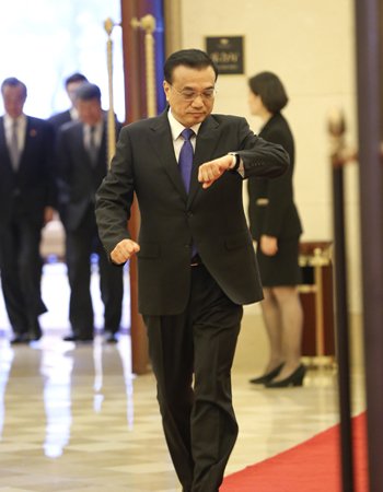 在見(jiàn)下一場(chǎng)外賓途中，李克強(qiáng)總理邊走邊看手表，以便更精準(zhǔn)掌控時(shí)間。
