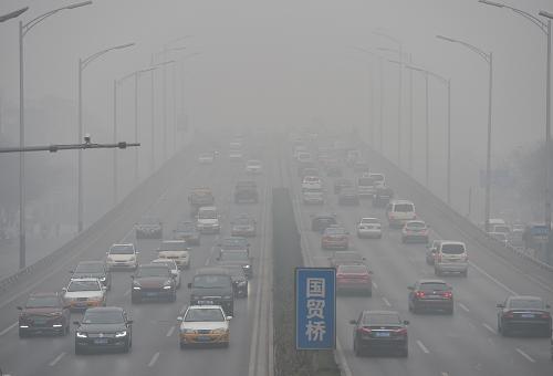 11月30日，汽車在北京東三環(huán)國貿(mào)橋上行駛。當日，北京全市遭遇嚴重污染天氣。北京市氣象臺12時30分升級發(fā)布霾橙色預警信號，重度霾天氣仍將持續(xù)。據(jù)北京市氣象臺下午發(fā)布的預報顯示，11月30日夜間到12月1日白天北京地區(qū)空氣污染氣象條件均將為六級。