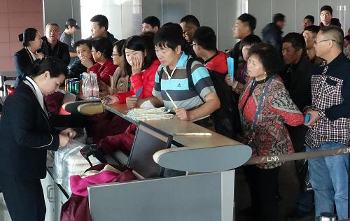 11月30日，南方航空公司工作人員在沈陽機(jī)場(chǎng)為乘客發(fā)放盒飯。