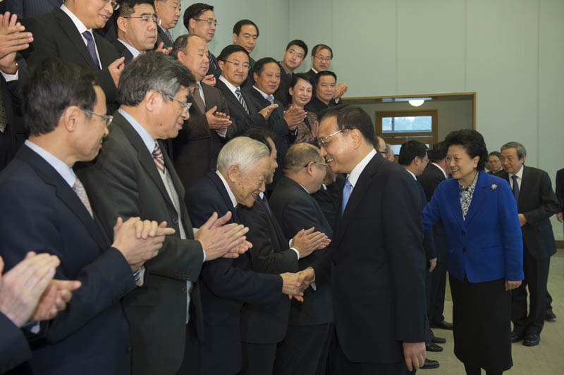11月30日,中共中央政治局常委、國(guó)務(wù)院總理李克強(qiáng)在北京會(huì)見(jiàn)中國(guó)博士后青年創(chuàng)新人才座談會(huì)代表,并發(fā)表重要講話。 11月30日,中共中央政治局常委、國(guó)務(wù)院總理李克強(qiáng)在北京會(huì)見(jiàn)中國(guó)博士后青年創(chuàng)新人才座談會(huì)代表,并發(fā)表重要講話。