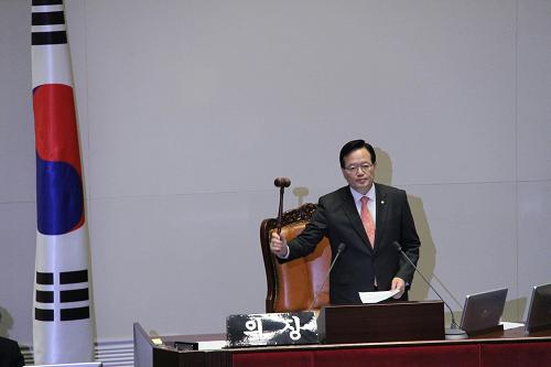 11月30日，在韓國首都首爾，韓國國會議長鄭義和主持國會全體會議。韓國國會11月30日召開全體會議，表決并通過了中韓自貿(mào)協(xié)定（FTA）批準(zhǔn)案。