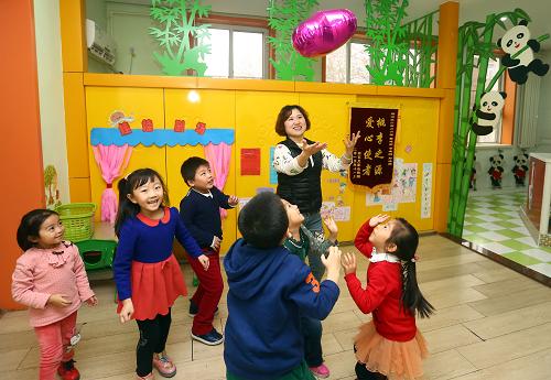 12月1日，天津市河北區(qū)第二幼兒園的小朋友們?cè)谑覂?nèi)進(jìn)行趣味游戲活動(dòng)。