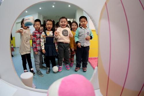 12月1日，天津市和平區(qū)第五幼兒園小朋友在室內(nèi)參加投沙包活動(dòng)。當(dāng)日，天津出現(xiàn)嚴(yán)重污染天氣，市區(qū)天空陰沉，霧霾籠罩。天津市一些學(xué)校、幼兒園取消室外體育活動(dòng)，開(kāi)展豐富多彩的室內(nèi)活動(dòng)。
