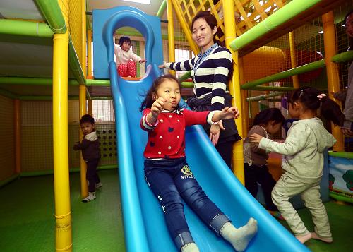 12月1日，天津市河北區(qū)第二幼兒園的小朋友們?cè)谑覂?nèi)淘氣堡中開(kāi)展趣味活動(dòng)。