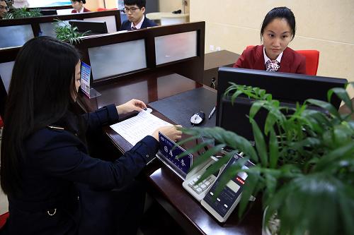 福州興業(yè)銀行工作人員（右）在為客戶辦理國庫業(yè)務(wù)（11月26日攝）。