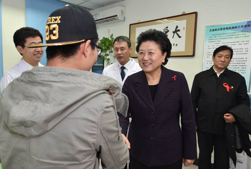 12月1日，中共中央政治局委員、國務(wù)院副總理、國務(wù)院防治艾滋病工作委員會主任劉延?xùn)|來到北京市石景山區(qū)疾病預(yù)防控制中心，考察艾滋病防治工作。這是劉延?xùn)|與主動到疾控中心尋求咨詢檢測服務(wù)的人員親切交流。