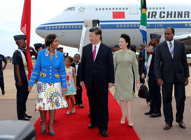南非外長(zhǎng)馬沙巴內(nèi)等政府高級(jí)官員到機(jī)場(chǎng)迎接習(xí)近平和夫人彭麗媛。