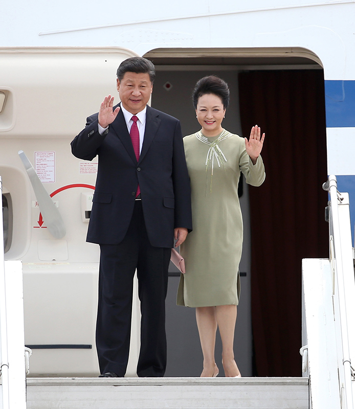 12月2日，國家主席習(xí)近平抵達(dá)南非首都比勒陀利亞，開始對南非進(jìn)行國事訪問。這是習(xí)近平和夫人彭麗媛向歡迎人群揮手致意。