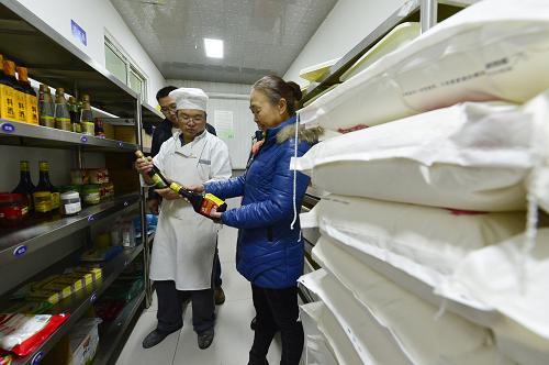 12月3日，在蘭州鐵路局銀川客運段餐飲配送中心，受邀市民在參觀食材儲備倉庫。當日，蘭州鐵路局銀川客運段開展“春運配餐調(diào)查籌備”活動。在春運來臨前，每周將會邀請市民前往配餐中心監(jiān)督檢查各類餐車食材的配送儲備情況，同時對餐車上的菜肴進行品嘗，提供意見以進行改良，為2016年的春運服務工作提前做好準備。