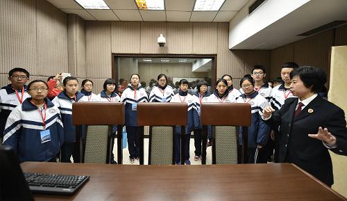12月4日，50名來自山西太原市外國語學(xué)校的高一學(xué)生來到太原市人民檢察院，實(shí)地參觀并與青年檢察官進(jìn)行座談，對憲法精神和檢察機(jī)關(guān)法律監(jiān)督職能進(jìn)行更深入的理解和認(rèn)識。這是檢察院發(fā)言人在為學(xué)生做講解。
