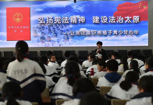 12月4日，50名來自山西太原市外國語學(xué)校的高一學(xué)生來到太原市人民檢察院，實(shí)地參觀并與青年檢察官進(jìn)行座談，對憲法精神和檢察機(jī)關(guān)法律監(jiān)督職能進(jìn)行更深入的理解和認(rèn)識。這是學(xué)生在與檢察院工作人員互動。