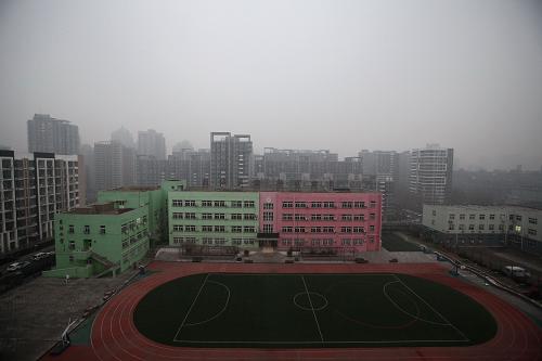 這是12月8日拍攝的因霧霾而停課的北京市朝陽區(qū)日壇小學(xué)。當(dāng)日，北京啟動空氣重污染紅色預(yù)警，全市采取機(jī)動車單雙號限行、中小學(xué)幼兒園停課等措施。這是北京今年首次啟動空氣重污染紅色預(yù)警。