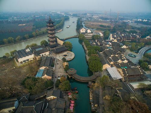 這是12月8日航拍的烏鎮(zhèn)西柵景區(qū)的古鎮(zhèn)風(fēng)貌。