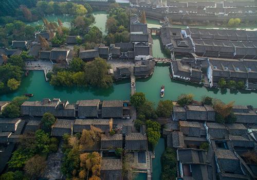 這是12月7日航拍的烏鎮(zhèn)西柵景區(qū)的古鎮(zhèn)秋色。