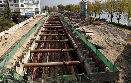 云南大理洱海邊實(shí)施的洱海環(huán)湖截污工程（12月9日攝）。