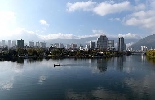 云南大理洱海和城市一景（12月9日攝）。