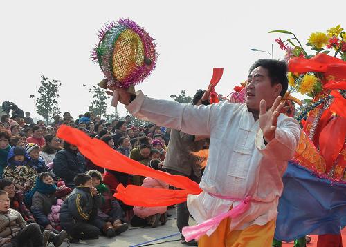 12月10日，文藝工作者在江蘇省盱眙縣天泉湖鎮(zhèn)為群眾表演。