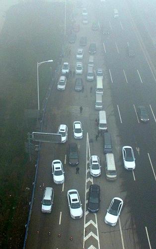 12月10日，車輛滯留在鄭州市一處高速入口外。