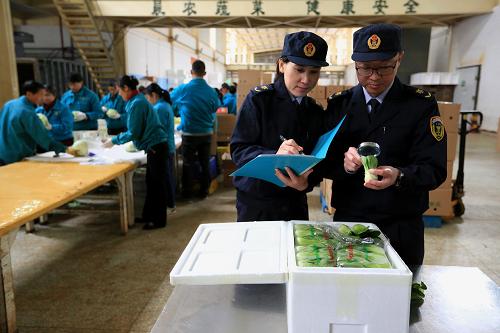 12月11日，昆明機(jī)場檢驗檢疫局的工作人員在云南晨農(nóng)集團(tuán)（嵩明）冷鏈物流配送中心對農(nóng)產(chǎn)品進(jìn)行抽樣檢驗。為防止外來有害生物傳入和云南珍稀物種資源傳出，云南昆明機(jī)場檢驗檢疫局轉(zhuǎn)變工作職能和工作重心，采取加強(qiáng)宣傳教育、聯(lián)動技術(shù)部門、提高疫病疫情檢出率等舉措，嚴(yán)守國門生物安全，取得明顯成效。今年1-11月，昆明機(jī)場檢驗檢疫局共檢驗檢疫進(jìn)境種苗674批、370.02噸，檢驗檢疫進(jìn)境食用水生動物及其產(chǎn)品3146批、3322.86噸，截獲旅客禁止進(jìn)境物1748批次、7900千克，發(fā)現(xiàn)癥狀旅客955人、確診62例，為國家挽回巨大的潛在經(jīng)濟(jì)損失，有效保護(hù)了云南農(nóng)業(yè)生產(chǎn)、生態(tài)環(huán)境和旅游資源。新華社記者 李明放 攝
