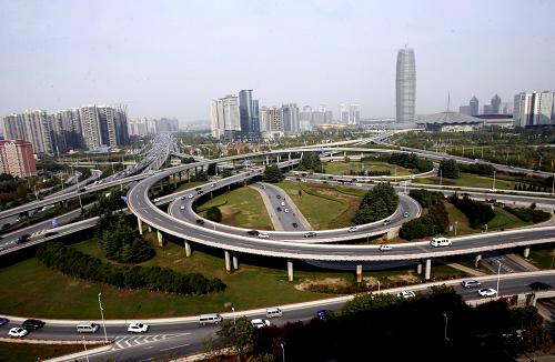 這是河南省鄭州市鄭東新區(qū)一景（10月29日攝）。2003年破土動工，短短12年間，河南省鄭州市鄭東新區(qū)從一片蘆葦叢生的魚塘洼地，變身為面積105平方公里、入住人口105萬、入駐企業(yè)3萬余家的生態(tài)都市，演繹出一個中國中部城市開放發(fā)展的速度與激情，成為21世紀造城浪潮中的典范。迄今，鄭東新區(qū)共入駐世界500強49家、國內(nèi)500強企業(yè)68家和總部企業(yè)68家。截至今年10月，鄭東新區(qū)全口徑財政收入完成159.19億元，同比增長28.33%，金融業(yè)、總部經(jīng)濟和現(xiàn)代服務(wù)業(yè)等增勢迅猛。新華社記者 李安 攝