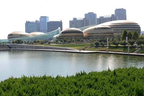 這是位于河南省鄭州市鄭東新區(qū)的河南藝術(shù)中心（2012年10月11日攝）。新華社記者 李安 攝