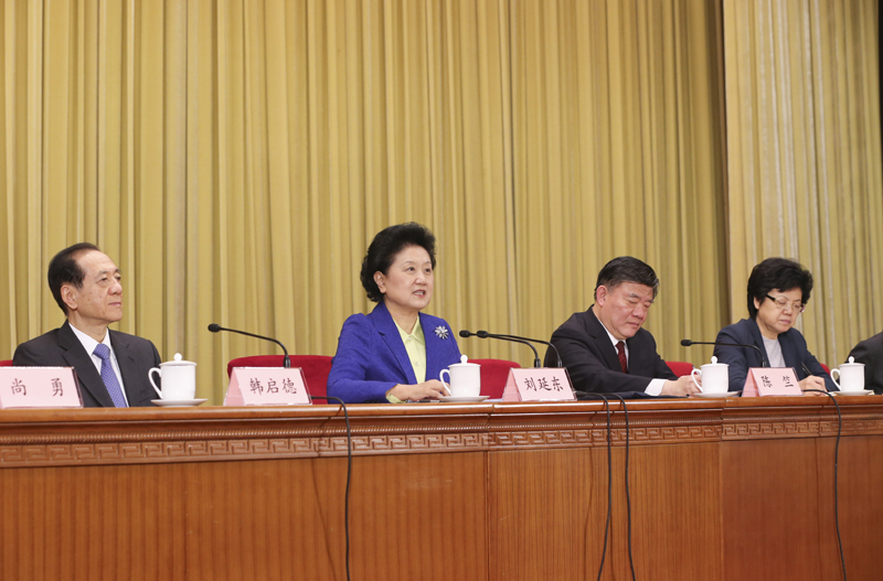 12月14日，中華醫(yī)學(xué)會第25次全國會員代表大會暨成立100周年紀(jì)念活動在北京舉行，中共中央政治局委員、國務(wù)院副總理劉延?xùn)|出席并講話。新華社記者 丁林 攝
