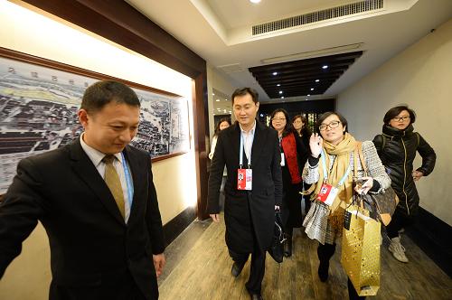 騰訊公司董事會主席兼首席執(zhí)行官馬化騰（左二）抵達浙江烏鎮(zhèn)，準備參加第二屆世界互聯(lián)網(wǎng)大會（12月15日攝）。新華社記者 黃宗治 攝