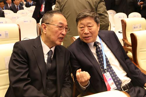 12月16日，聯(lián)想控股董事長柳傳志（左）與海爾集團董事局主席張瑞敏在浙江烏鎮(zhèn)舉行的第二屆世界互聯(lián)網(wǎng)大會上交談。新華社發(fā)（祝立銘 攝）