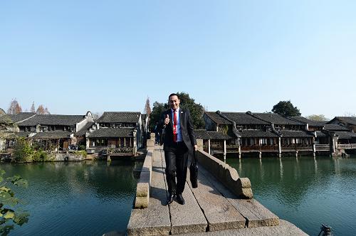 12月16日，外國嘉賓通過浙江烏鎮(zhèn)的一座橋準備進入互聯(lián)網(wǎng)大會會場。新華社記者 黃宗治 攝