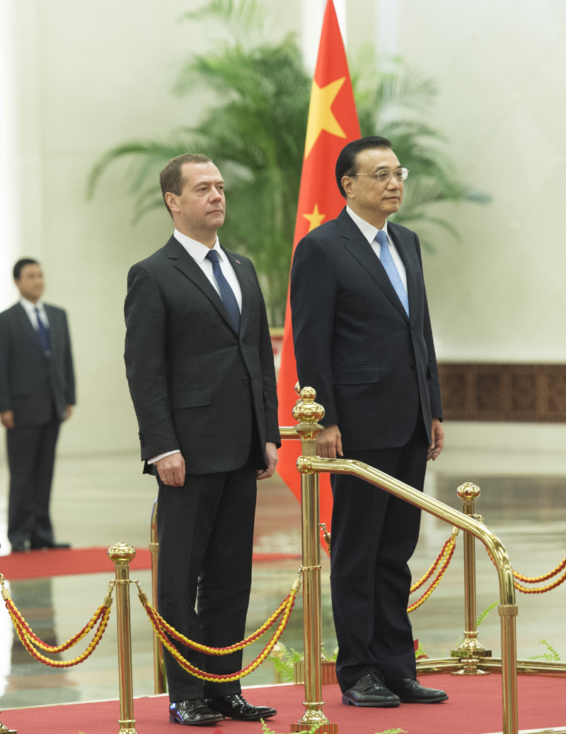 這是會晤前，李克強(qiáng)在人民大會堂北大廳為梅德韋杰夫舉行歡迎儀式。新華社記者 王曄 攝