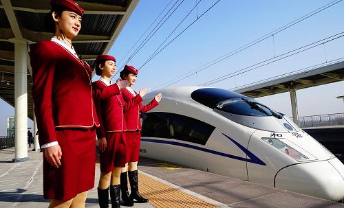 試運(yùn)營(yíng)車輛?？吭趧俜架囌荆?2月17日攝）。12月17日，記者從北京鐵路局獲悉，津霸客專、霸徐鐵路已進(jìn)入試運(yùn)營(yíng)階段，將于月底開(kāi)通。這條鐵路開(kāi)通后將打通津保通道，京津冀“四縱四橫一環(huán)”路網(wǎng)格局實(shí)現(xiàn)“一橫”。津霸客專、霸徐鐵路是以天津?yàn)樵c(diǎn)的一條線路，總長(zhǎng)157．8公里。其中，天津至霸州段（津霸客專）設(shè)計(jì)時(shí)速為250公里，霸州至徐水段（霸徐鐵路）設(shè)計(jì)時(shí)速為200公里。津霸客專、霸徐鐵路打通了津保通道，京津冀“四縱四橫一環(huán)”中的“一橫”已經(jīng)實(shí)現(xiàn)。
